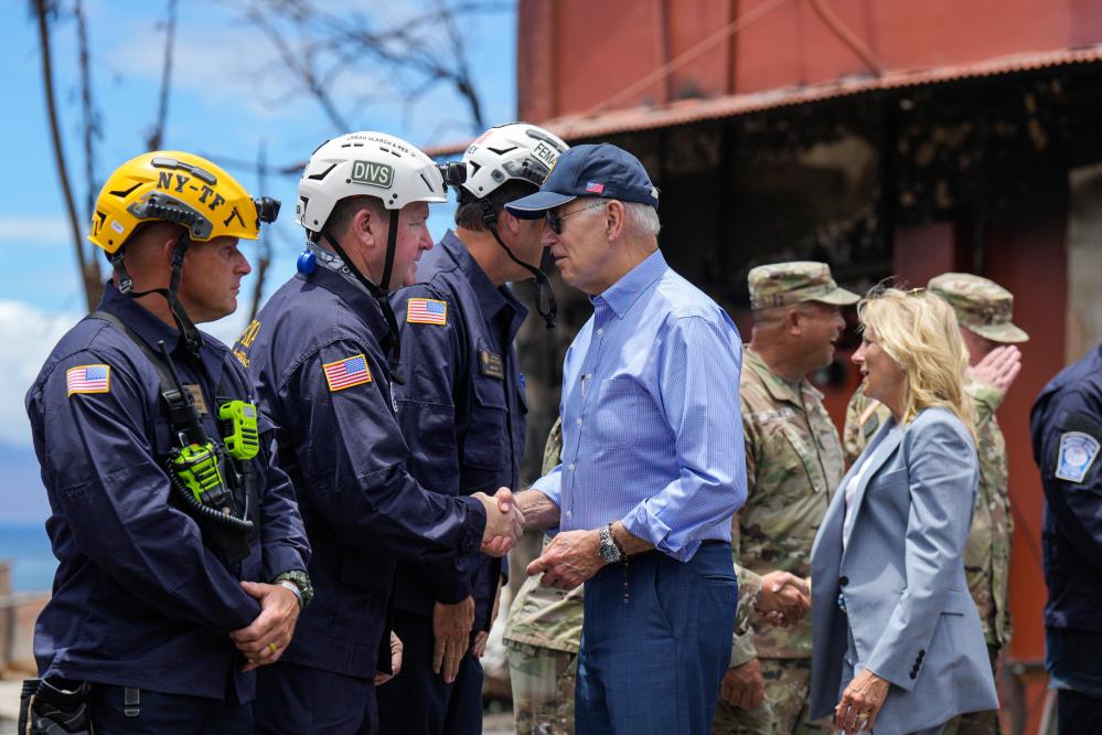 ABD Başkanı Joe Biden orman yangını felaketinin yaşandığı Hawaiiyi ziyaret etti