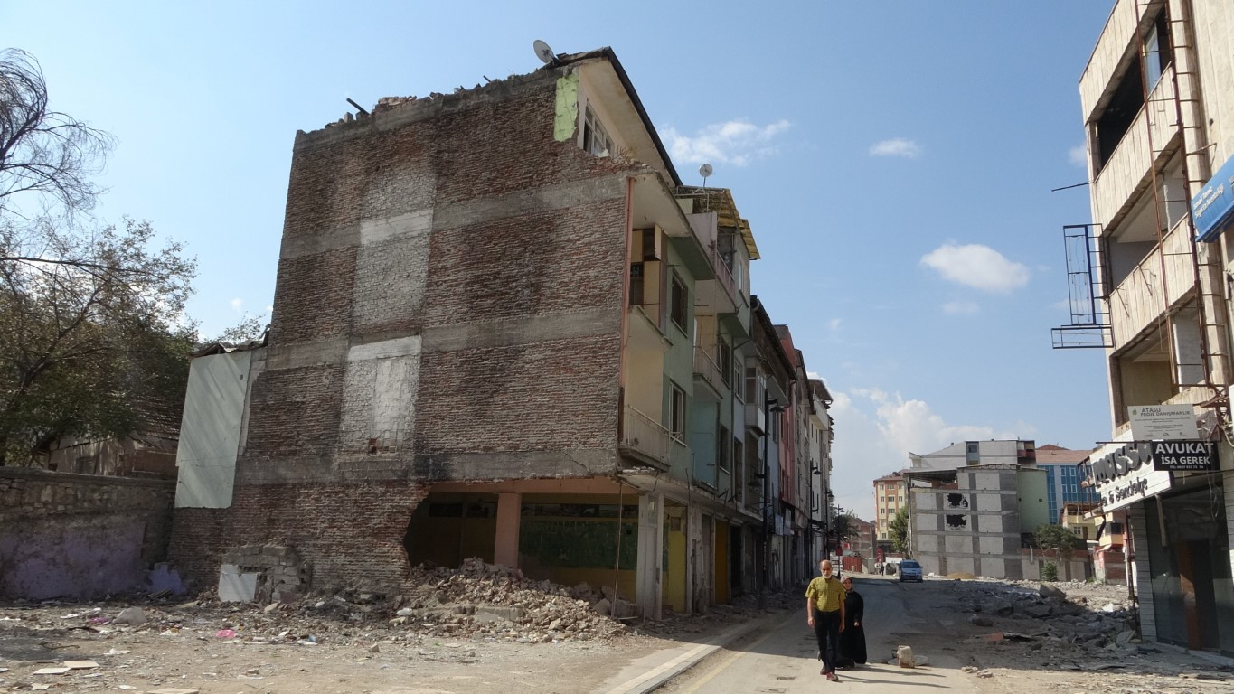 Malatyada depremde ağır hasar gören bina tehlike saçıyor