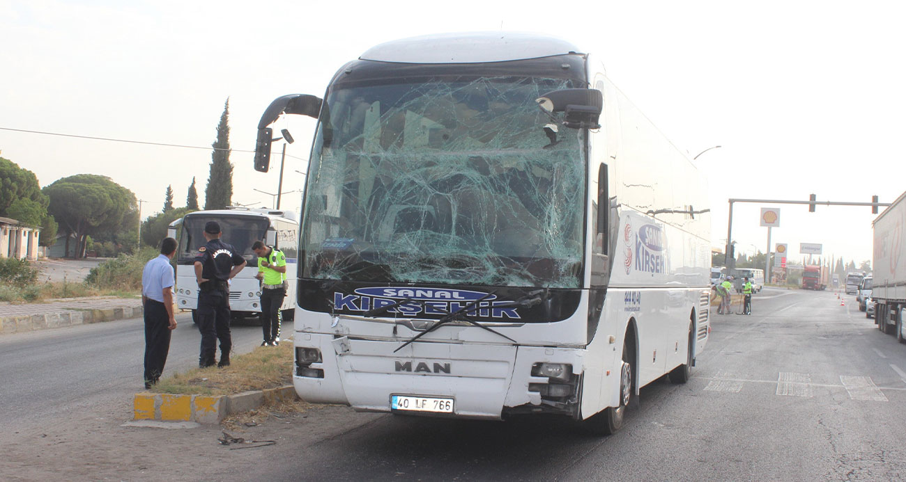 Manisada otobüs ile minibüs çarpıştı11 yaralı