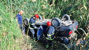 Sulama kanalına uçan otomobildeki baba kızı itfaiye kurtardı