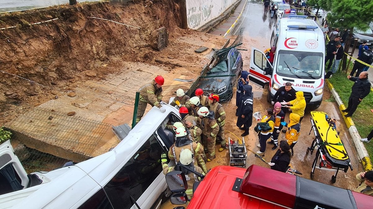 İstanbulda istinat duvarı araçların üzerine çöktü