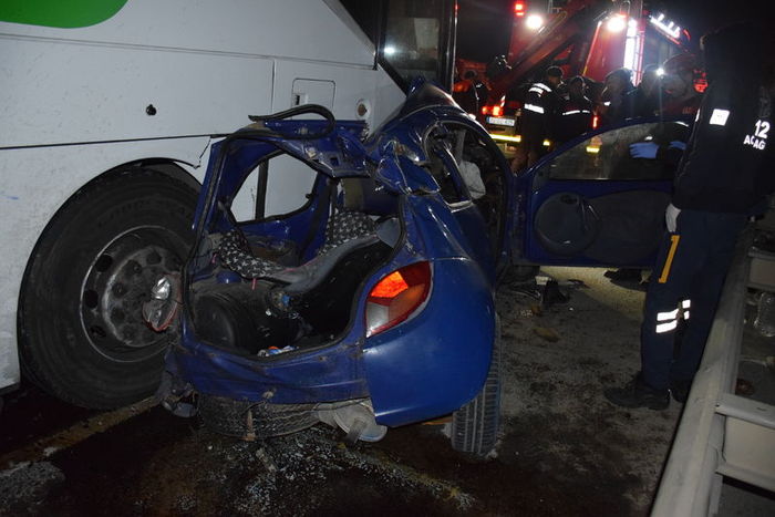 İzmir'de yolcu otobüsü ile otomobil çarpıştı: 1 ölü, 3 yaralı