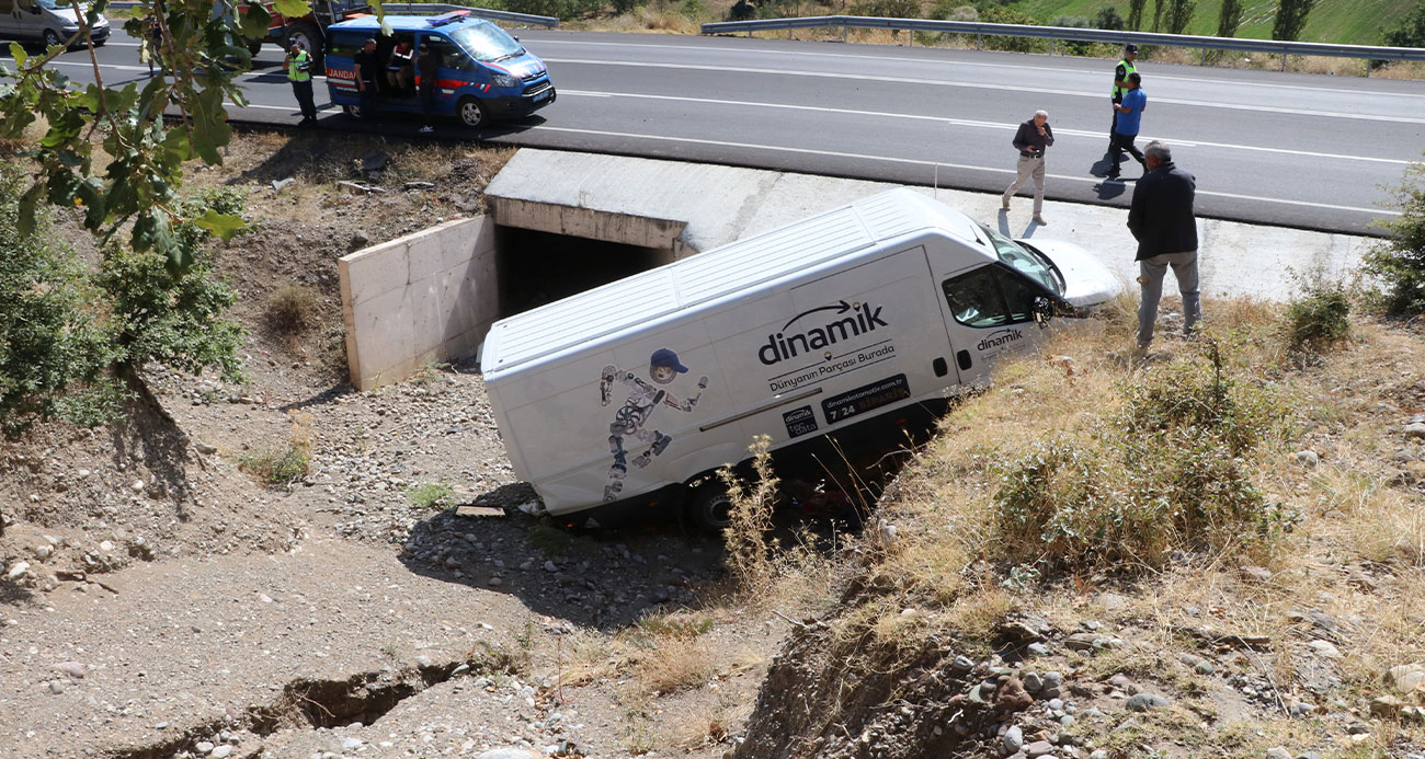 Amasyada minibüs menfeze uçtu Yaralının yardımına vatandaşlar yetişti