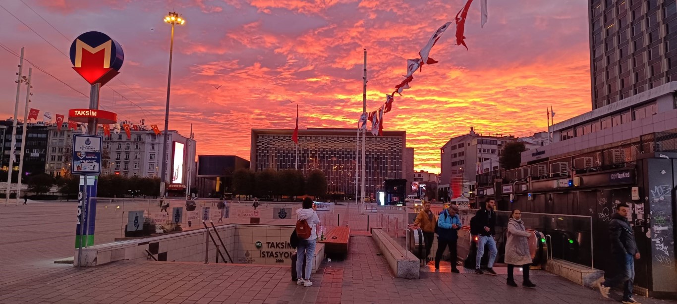 İstanbulda gün görsel şölenle başladı