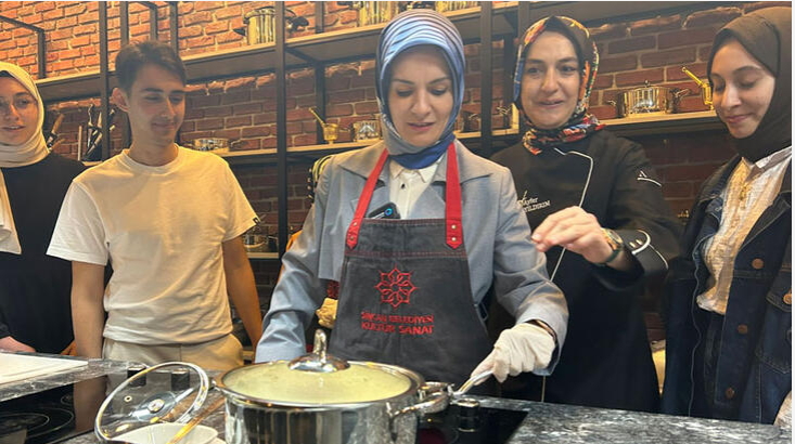 Bakan Göktaş öğrenciler ile mutfağa girip yemek yaptı