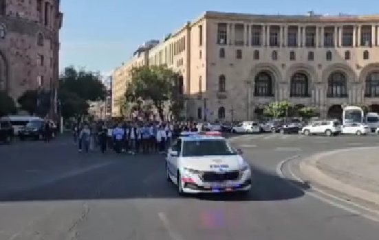 Ermenistanda polis ile Başbakan Paşinyan karşıtları arasında arbede