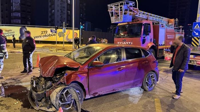 Mersin'de ambulans ile otomobil çarpıştı: 7 yaralı