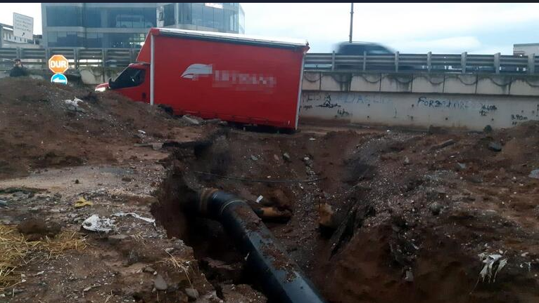 Kocaelide sağanak sebebiyle çöken yola kamyonet düştü