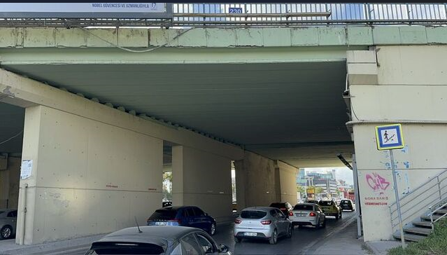 Ataşehirde köprüden kopan beton parçaları otomobilin üzerine düştü