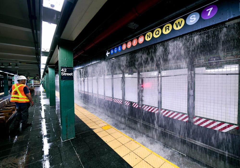 New Yorkta 127 yıllık su şebekesi patladı Metro sular altında kaldı