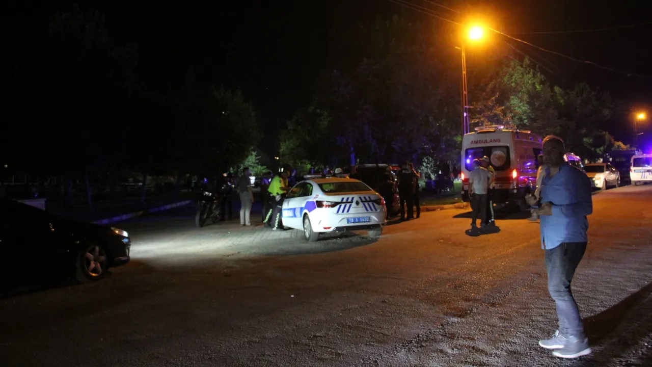 İhbara giden polislere kaynar suyla saldırdılar