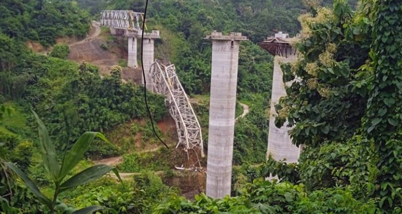 Hindistanda inşaat halindeki demiryolu köprüsü çöktü 17 ölü