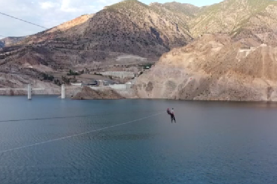 Belediye Başkanı zipline ile deneme geçişi yaparken baraj gölü üzerinde mahsur kaldı